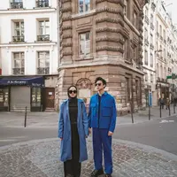 Kali ini, keduanya kompak pakai outer warna electric blue. (Instagram/rey_mbayang).