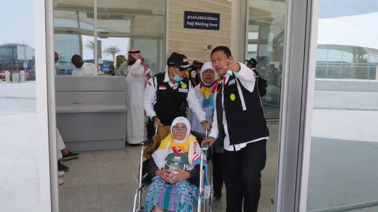 Petugas Haji Indonesia 2019 membantu jemaah di Bandara Prince Mohammed bin Abdul Aziz. Foto: Darmawan/MCH