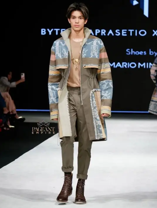 Berparas bule, Eddy tampil memukau mengenakan salah satu koleksi Temma Prasetio X Bubah Alfian Emchamting NTT di IFW 2022. (Instagram/pageantempire).