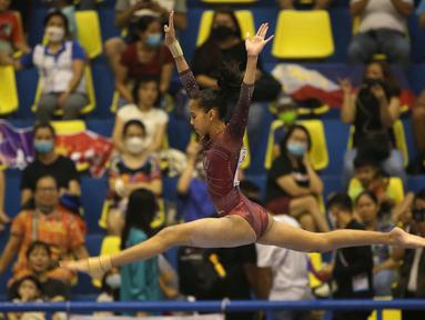 Aksi pesenam Indonesia, Ameera Rahmajanni Hariadi saat bertanding pada nomor tunggal putri semua alat (all round) Senam Artistik SEA Games 2021 Vietnam di Quan Ngua Sports Palace, Hanoi, Vietnam, Sabtu (14/5/2022). (Bola.com/Ikhwan Yanuar)