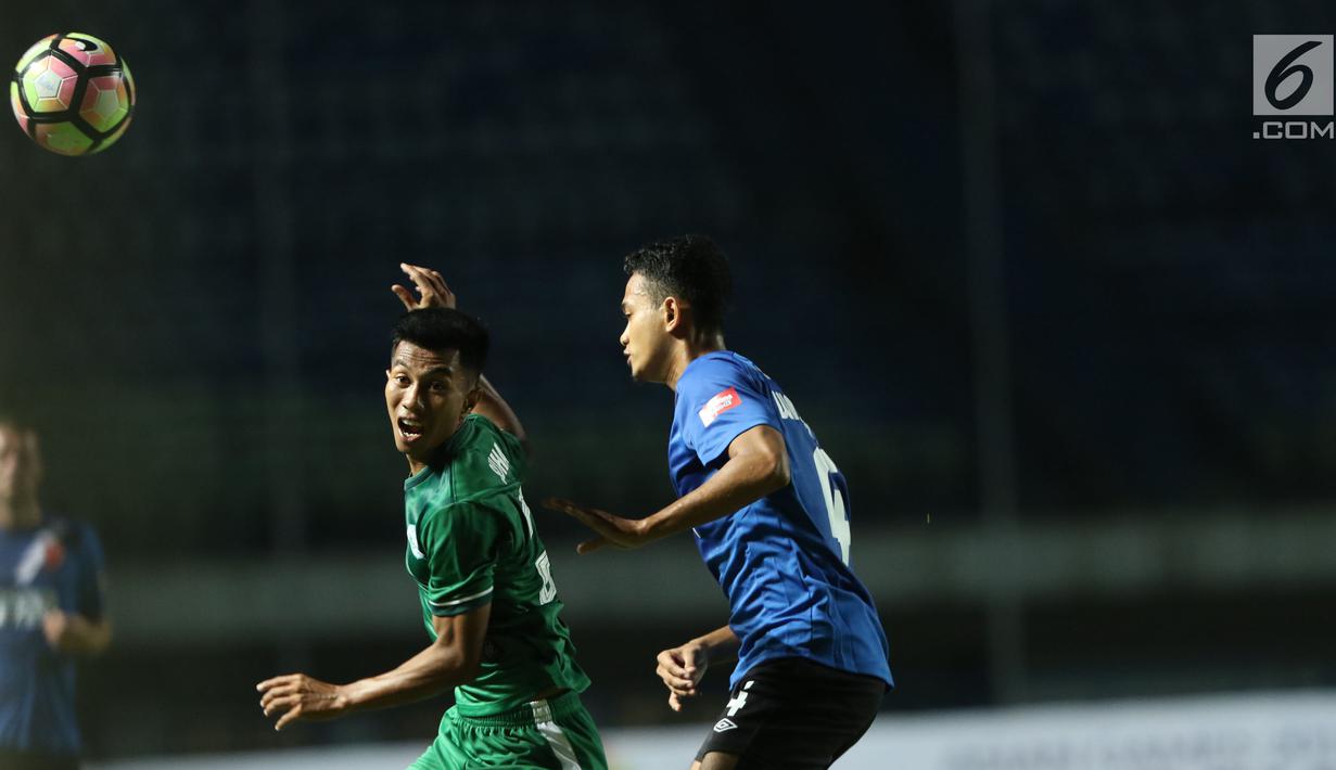 Penyerang PSMS Medan, Suhandi (kiri) berebut bola dengan pemain PSM Makassar di laga penyisihan grup A Piala Presiden 2018 di Stadion GBLA, Bandung, Selasa (16/1). PSMS unggul 2-1. (Liputan6.com/Helmi Fithriansyah)