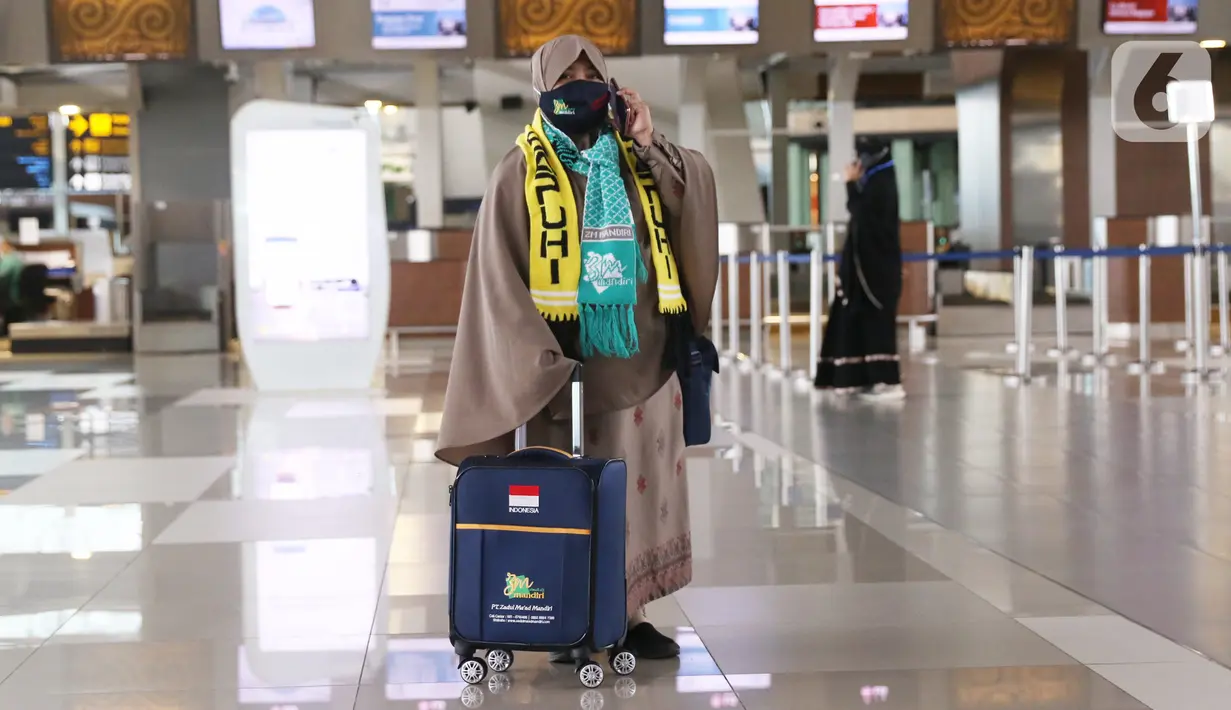 Jemaah umrah asal Indonesia saat berada di bandara Soekarno Hatta, Tangerang, Minggu (1/11/2020). Sementara itu Kementerian Agama memastikan jamaah Indonesia mulai bertolak ke Arab Saudi untuk melaksanakan ibadah umroh di dua kota suci Mekah dan Madinah mulai hari ini. (Liputan6.com/Angga Yuniar)