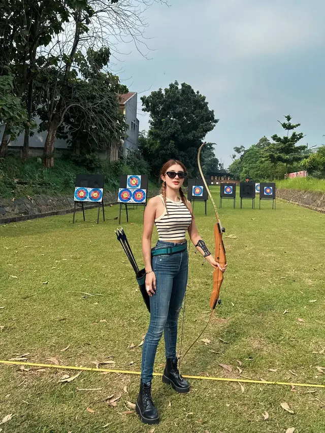 Tampil Keren, Ini 7 Potret Ghea Youbi Latihan Panahan yang Tuai Banyak Pujian