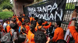 Mahasiswa menggeruduk pagar kejagung saat menggelar aksi damai di Kejaksaan Agung RI, Jakarta, Jumat (25/9/2015). Mereka meminta pemerintah menuntaskan pelanggaran HAM 16 Tahun lalu dalam tragedi Semanggi II. (Liputan6.com/Helmi Afandi)