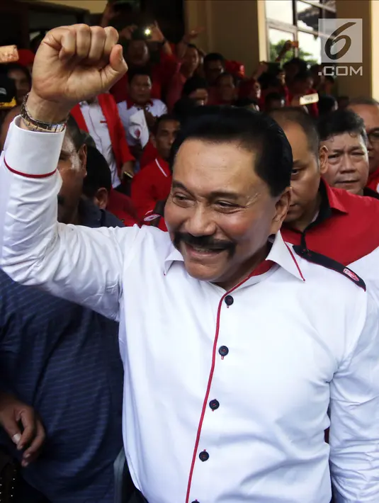 Ekspresi Ketua Umum PKPI Hendropriyono usai mendengarkan pembacaan putusan di PTUN Jakarta, Rabu (11/4). PTUN mengabulkan gugatan PKPI untuk menjadi peserta Pemilu 2019. (Liputan6.com/Arya Manggala)