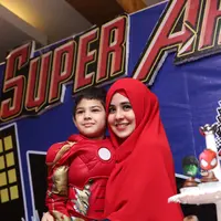 Dengan mengenakan hijab warna merah dan busana warna gelap, Risty sibuk mendampingi anaknya. (Andy Masela/Bintang.com)