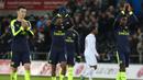 Kapten Arsenal, Laurent Koscielny, bersama rekan-reaknnya menyapa suporter usai laga melawan Swansea. Berkat kemenangan ini Arsenal naik ke peringkat tiga klasemen Liga Inggris. (AFP/Geoff Caddick)