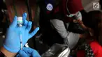 Petugas medis biofarma mengambil vaksin Td (Tetanus difteri) di kantor Dinkes Palu, Sulawesi Tengah, Minggu (7/10). Kemenkes dan Bio Farma melakukan vaksinasi kepada relawan dan masyarakat yang terdampak gempa. (Liputan6.com/Fery Pradolo)