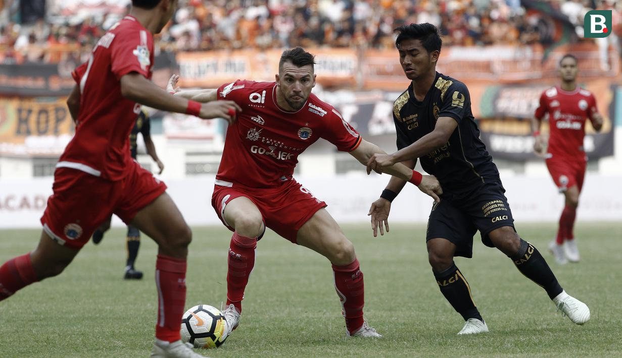 Striker Persija Jakarta, Marko Simic, berusaha mengontrol bola saat melawan Sriwijaya FC pada laga Liga 1 di Stadion Wibawa Mukti, Jawa Barat, Sabtu (24/11). Persija menang 3-2 atas Sriwijaya. (Bola.com/Yoppy Renato)