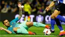 Striker Barcelona, Paco Alcacer, berusaha menguasai bola dari kaki pemain Hercules. Alcacer gagal menyumbang gol. (AFP/Jose Jordan)
