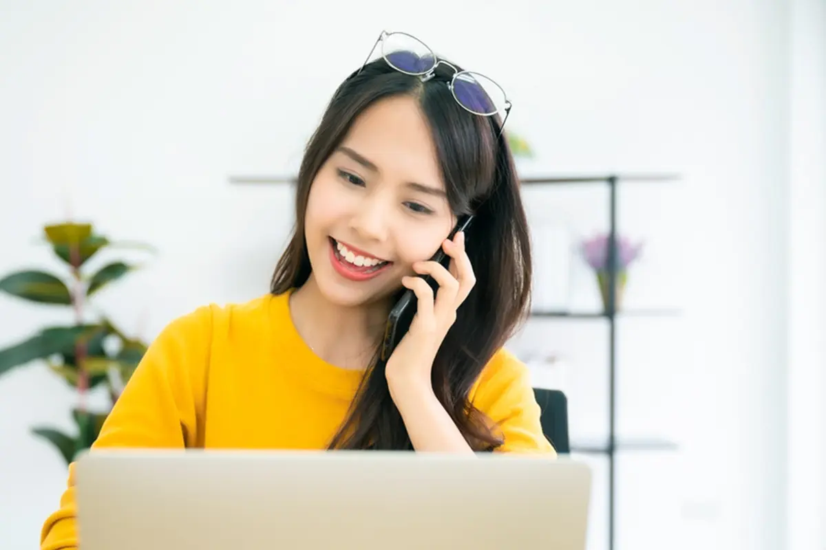 Susah Lepas dari Gadget saat WFH? Waspadai Blue Light yang Bisa Munculkan Kerutan Pada Wajah