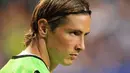 Striker Chelsea Fernando Torres duduk di bangku cadangan saat laga final Barclays Asia Trophy melawan Aston Villa di Hong Kong Stadium,30 Juli 2011. Chelsea won 2-0. AFP PHOTO / ED JONES 