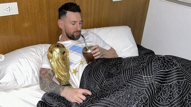 Lionel Messi menikmati mate