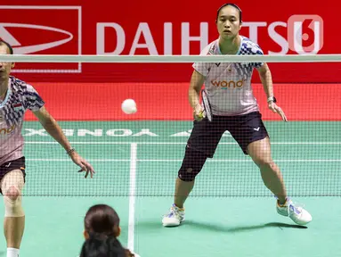 Pebulu tangkis ganda campuran Rinov Rivaldy/Lisa Ayu Kusumawati saat melawan Hiroki Midorikawa/Natsu Saitopada (Jepang) pada babak semifinal Daihatsu Indonesia Masters 2025 di Istora Gelora Bung Karno, Senayan, Jakarta, Sabtu (25/1/2025). (Liputan6.com/Herman Zakharia)