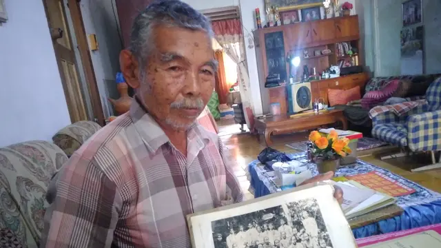 Mbah Jamil saat menunjukkan dokumentasi yang masih disimpannya secara apik. (Liputan6.com/Ahmad Adirin)