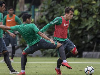 Gelandang Timnas Indonesia, Egy Maulana, mengontrol bola saat latihan di Lapangan ABC Senayan, Jakarta, Jumat (19/1/2018). Pemusatan latihan ini dilakukan jelang Asian Games 2018. (Bola.com/Vitalis Yogi Trisna)