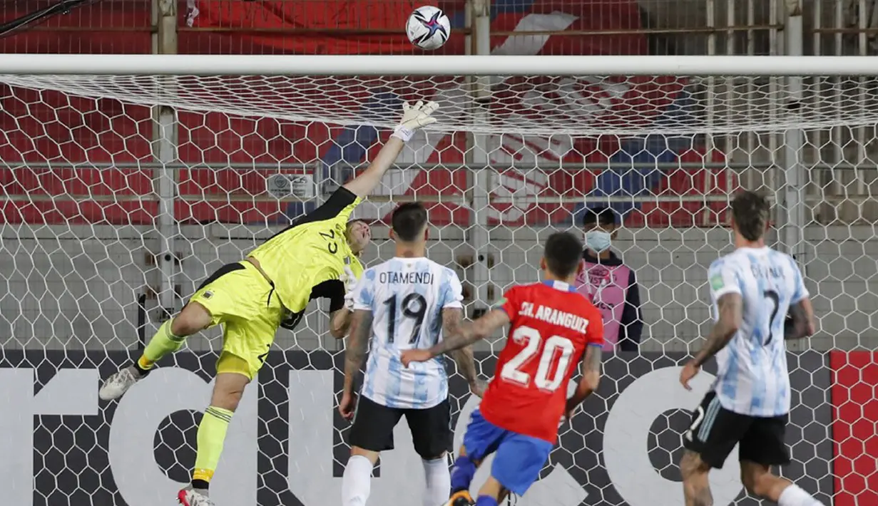 Pemain Chile Ben Brereton (tak terlihat) menyundul bola untuk mencetak gol saat melawan Argentina pada pertandingan sepak bola Kualifikasi Piala Dunia 2022 di Stadion Zorros del Desierto, Calama, Chile, 27 Januari 2022. Argentina menang 2-1. (Javier Torres/POOL/AFP)