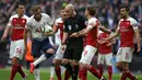 Para pemain Arsenal melakukan protes kepada wasit Anthony Taylor yang memberikan penalti kepada Tottenham pada laga Premier League di Stadion Wembley, London, Sabtu (2/3). Kedua klub bermain imbang 1-1. (AFP/Daniel Leal-Olivas)