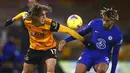 Pemain Wolverhampton Wanderers, Fabio Silva, berebut bola dengan pemain Chelsea, Reece James, pada laga Liga Inggris di Stadion Molineux, Rabu (16/12/2020). Chelsea tumbang dengan skor 2-1. (Michael Steele/Pool via AP)