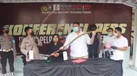 Senjata celurit diamankan dari remaja pelaku tawauran maut di Surabaya. (Dian Kurniawan/Liputan6.com)