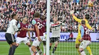Casemiro mencetak gol ke gawang Fabianski saat West Ham menjamu MU di London Stadium, Minggu (27/10/2024). (Glyn KIRK / AFP)