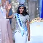 Miss Jamaika, Toni-Ann Singh melambaikan tangan seusai dinobatkan sebagai Miss World 2019 pada grand final di ExCeL, London, Sabtu (14/12/2019). Toni-Ann, 23, berhasil menyingkirkan 100 wanita tercantik dari berbagai negara. (DANIEL LEAL-OLIVAS / AFP)