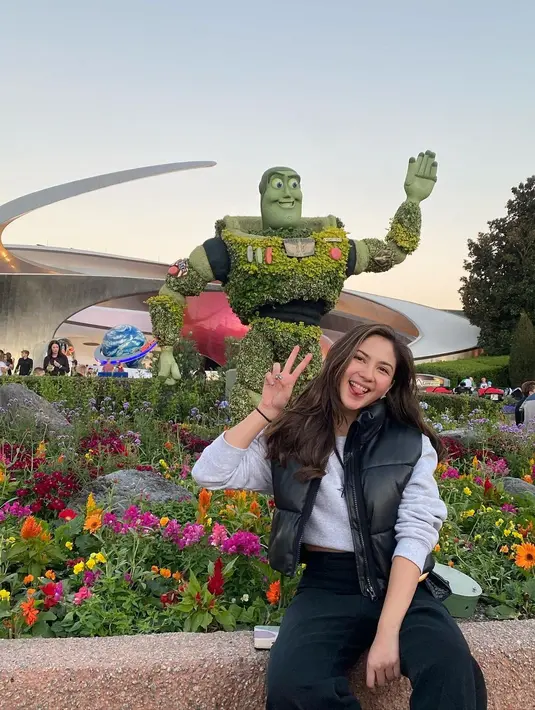 Penampilan cantik nan simpel dari Jessica Mila saat berlibur. Ia mengenakan sweater abu-abu polos, ditumpuknya dengan puffer vest berwarna hitam, dan dipadu dengan celana panjang hitam. [Foto: Instagram/jsmila]