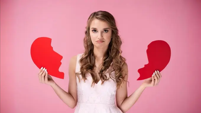 7 Tanda Mantan Belum Move On! Benarkah Dia Masih Memikirkanmu? (Foto: Freepik/gpointstudio)