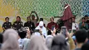 Seorang wanita menjalani hukuman cambuk setelah dinyatakan bersalah melanggar hukum syariat Islam Aceh yang melarang hubungan seksual di luar nikah di Banda Aceh,  Kamis, 20 Agustus 2026. (AFP/ Chaideer Mahyuddin)
