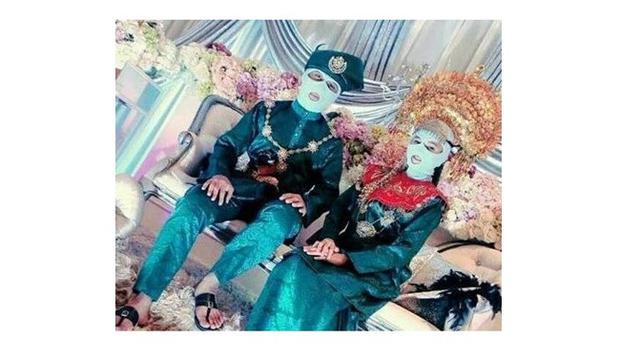 Gaya Nyeleneh Pasangan Pengantin Saat Menikah Ini Bikin Tepuk Jidat