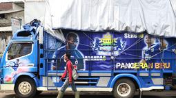 Mural keren dan menarik menghiasi mobil truk, menunjukan kebanggaan Bobotoh kepada timnya Persib Bandung. (16/7/2016). (Bola.com/Nicklas Hanoatubun)