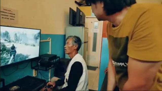 Kakek 52 Tahun Punya Cucu 3 Ini Masih Hobi Main PS, Gamer Tak Pandang Usia