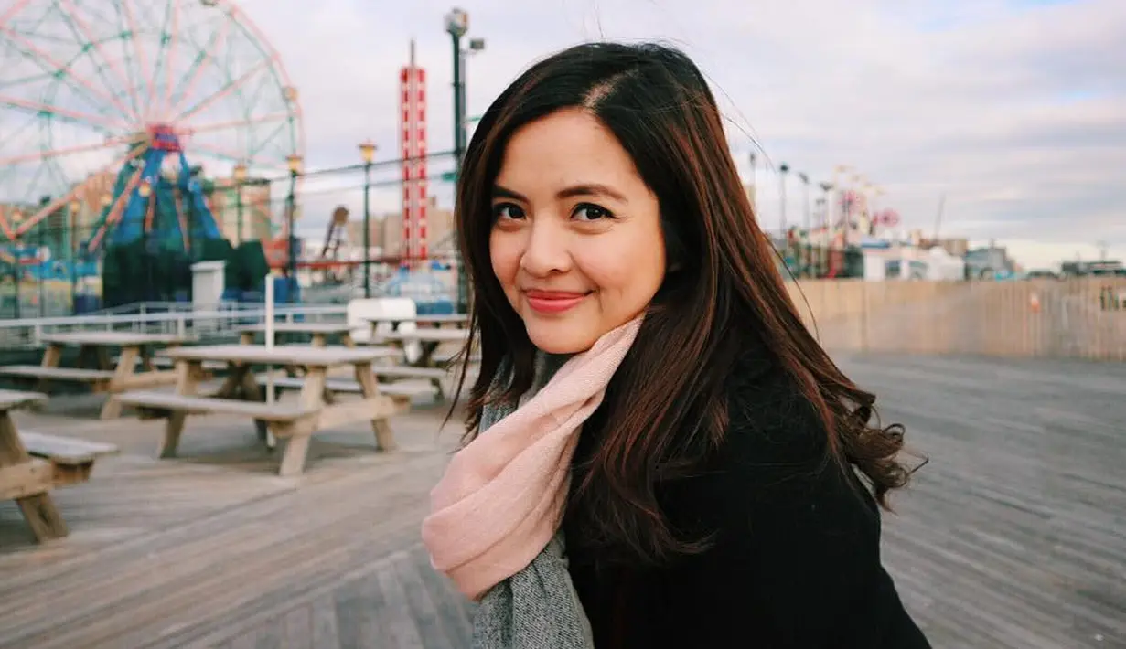 Untuk urusan wajah, Tasya Kamila lebih senang memakai makeup yang tipis.  Pelantun tembang Aku Anak Gembala ini terlihat manis saat sedang tersenyum. (Foto: instagram.com/tasyakamila)