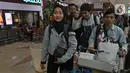 Warga Negara Indonesia (WNI) yang telah selesai menjalani masa observasi virus corona dari Natuna, tiba di Bandara Halim Perdanakusuma, Jakarta, Sabtu (15/2/2020). Pemerintah secara resmi memulangkan 238 WNI ke daerah masing-masing karena telah dinyatakan sehat. (Liputan6.com/Herman Zakharia)