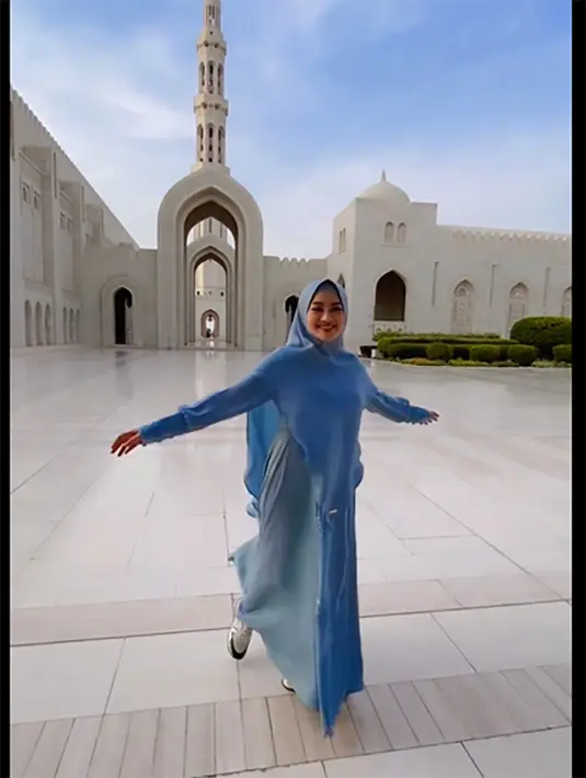 Fitri Carlina menambahkan, mereka juga selalu senyum, salam dan sapa dengan warga pendatang maupun turis. Bahkan, tak segan memuji hingga meminta maaf dalam kesempatan apapun. Fitri juga memuji warga meski negaranya kaya. [Instagram/fitricarlina]