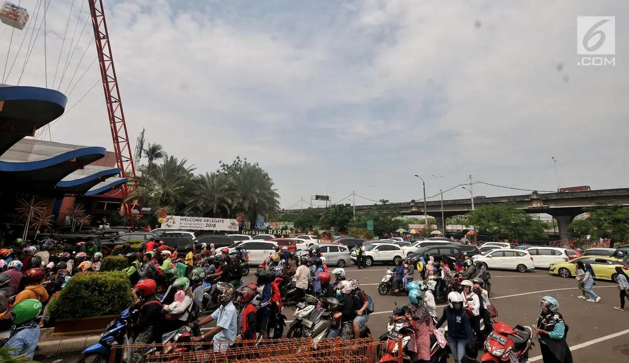 Antrean pengunjung di jalur kendaraan gerbang Ancol, Jakarta, Rabu (27/6). Bertepatan dengan libur nasional Pilkada Serentak 2018, sebagian besar warga Jakarta memanfaatkan fasilitas gratis biaya masuk ke kawasan Ancol. (Merdeka.com/Iqbal S. Nugroho)
