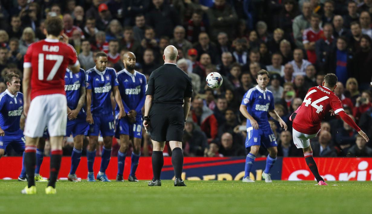 Pemain Manchester United, Andreas Pereira, mencetak gol kedua ke gawang Ipswich Town dalam laga putaran ketiga Piala Liga Inggris di Stadion Old Trafford, Manchester, Inggris, Kamis (24/9/2015) dini hari WIB. (Action Images via Reuters/Ed Sykes)