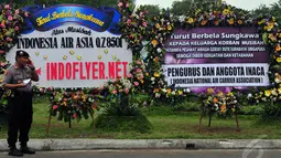 Di sekitar Posko Crisis Center Bandara Juanda, Surabaya, berjejer beberapa karangan bunga duka cita bagi para jenazah penumpang AirAsia QZ8501, Rabu (31/12). (Liputan6.com/Johan Tallo)