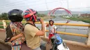 Seorang anak berpose dengan latar Jembatan Kali Kuto di ruas tol fungsional Batang-Semarang, Gringsing, Jateng, Rabu (13/6). Berfungsinya Jembatan ini akan memperlancar arus mudik dan arus balik Lebaran 2018. (Liputan6.com/Arya Manggala)