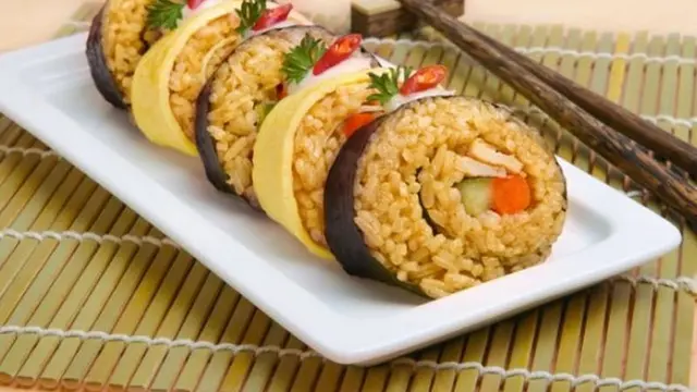 6 Potret Kombinasi Sushi Pakai Nasi Ini Khas Orang Indonesia Banget