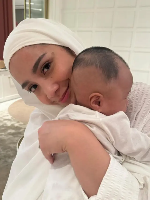 Nagita Slavina Sebelum Berangkat Haji. [@raffinagita1717]