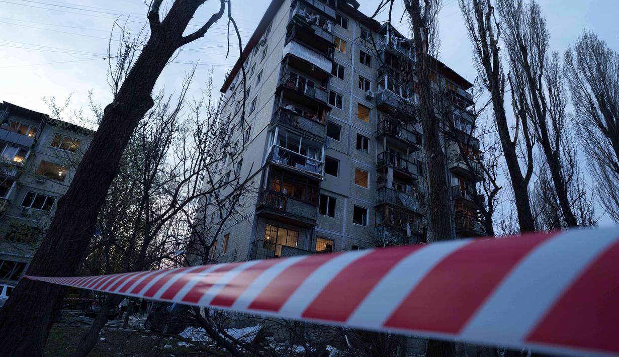 Vitali Klitschko menambahkan, serangan tersebut juga melukai setidaknya 10 orang, termasuk di antaranya beberapa petugas medis. Tampak dalam foto, sebuah rumah terlihat rusak setelah serangan Rusia di lingkungan perumahan, Kyiv, Ukraina, pada Kamis 16 April 2026. (AP Photo/Evgeniy Maloletka)