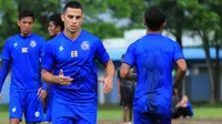 Elias Alderete saat latihan dengan Arema. (Bola.com/Iwan Setiawan)