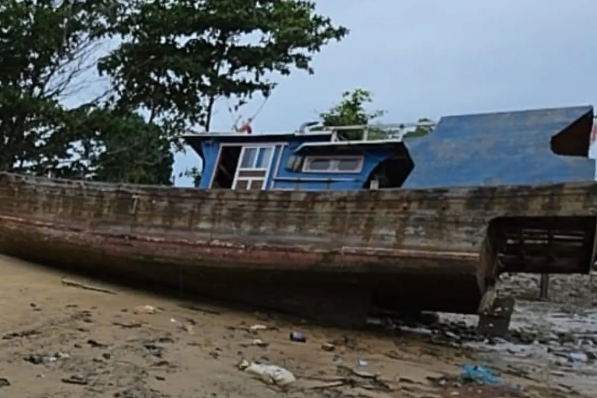 Kapal KM JOI I diamankan Pangkalan TNI Angkatan Laut Bangka Belitung di Dermaga Tanjung Tuing, Kecamatan Riau Silip, Bangka, pada 5 Februari 2025. (Dok Kementerian ESDM)