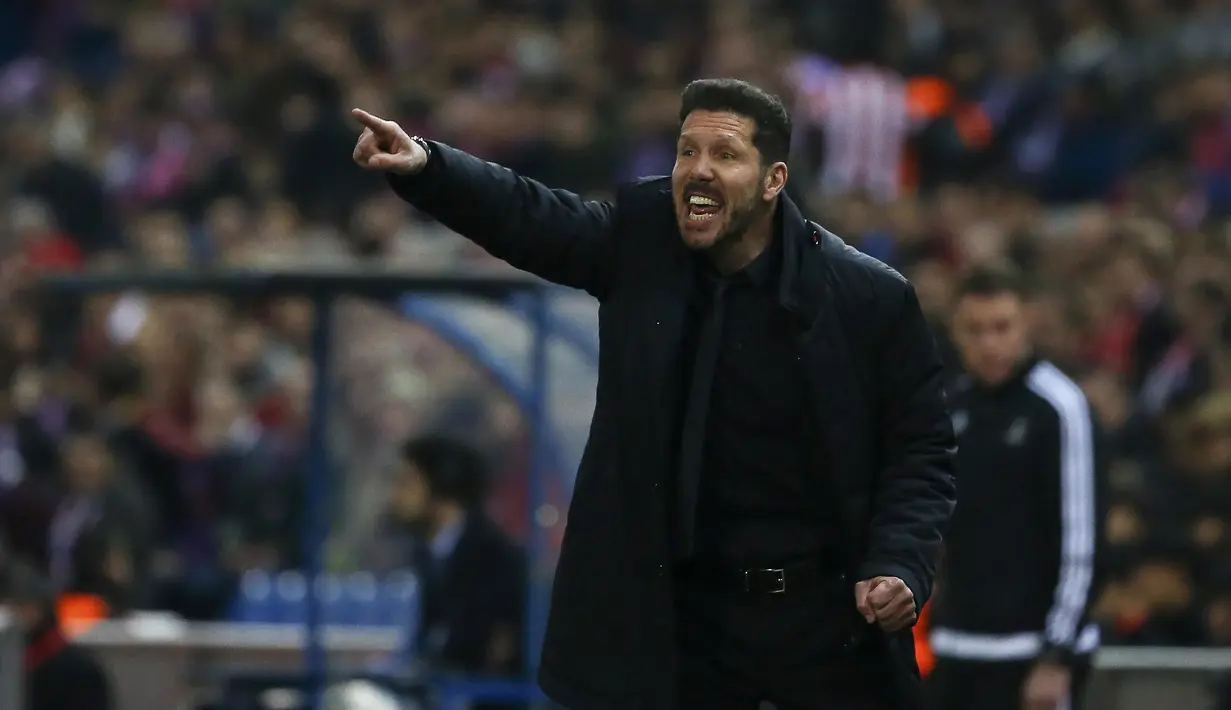 Pelatih Atletico Madrid, Diego Simeone, beraksi dipinggir lapangan saat melawan PSV Eindhoven pada leg kedua babak 16 besar Liga Champions di Stadion Vicente Calderon, Madrid, Rabu (16/3/2016) dini hari WIB. (Reuters/Sergio Perez)