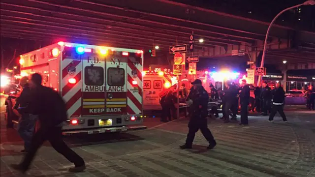 Kru medis tengah menangangi korban kecelakaan helikopter di East River, New York, Amerika Serikat. (AP)