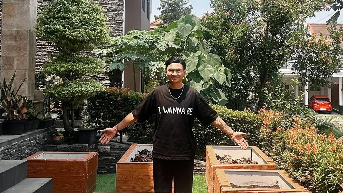 7 Potret Teras Depan Rumah Anji, Halaman Dipakai Berkebun dan Budidaya Sirih China