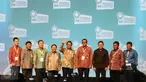 Menkominfo Rudiantara (tengah) foto bersama usai membuka Indonesia E-commerce Summit and Expo (IESE) 2017 di Indonesia Convention and Exhibition (ICE), BSD City, Tangerang Selatan, Rabu (9/5). (Liputan6.com/Angga Yuniar) 