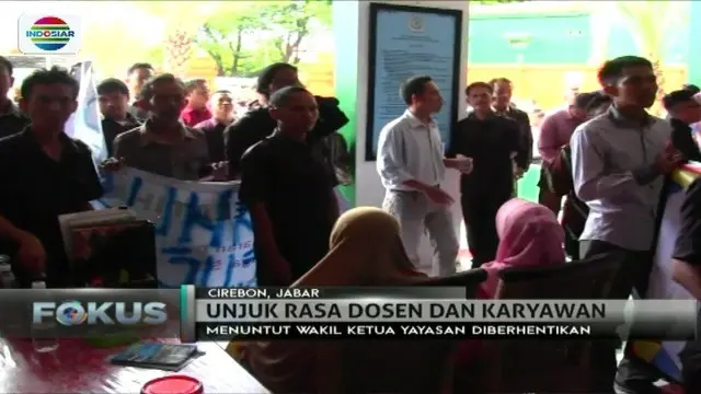 Ratusan dosen dan karyawan menggeruduk kantor yayasan Universitas Swadaya Gunung Jati, Cirebon. Apa pemicunya?