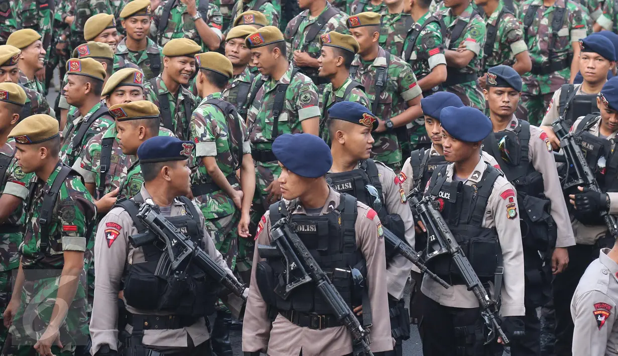 Ratusan personil pengamanan melakukan apel di Bundaran HI, Jakarta, Minggu (1/5). Sebanyak 8.153 petugas dari Polri, TNI, Satpol PP, dan Dinas Perhubungan dikerahkan untuk mengamankan peringatan May Day 2016. (Liputan6.com/Angga Yuniar)